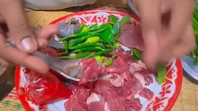 牛瘪酱汁配上鲜牛肉