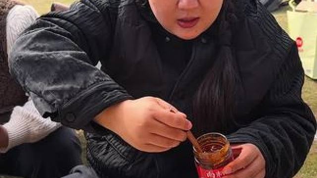 露营带上这个瓶装小面调料太方便了，其他油盐酱醋辣椒都不用带了，烧烤刷上简直美味