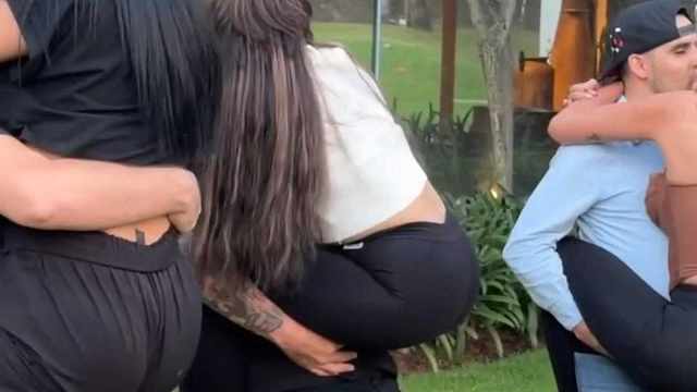 街头挑战，情侣互换赢手机大奖。 街头挑战，情侣互换赢手机大奖。