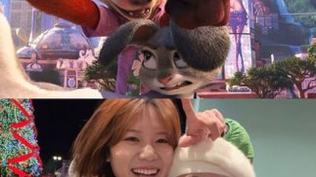 狐狸和兔子嘿嘿 在环球影城圣诞树前打卡上了！