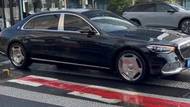 迈巴赫的气场在马路上车流中果然是最显眼的