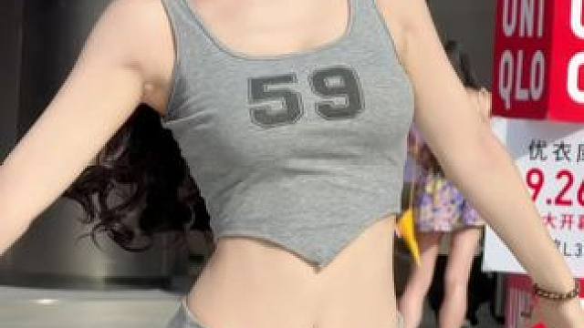 我要我的艳丽无爽，我要你见我一眼就不能忘