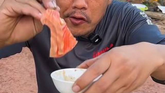 蔬菜拼盘大片刺身三文鱼