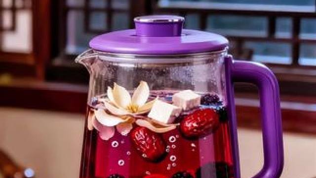 配料表有：酸枣仁、茯苓、百合、桑甚、大 枣、大麦、甘草等；材料洗一遍后加入500毫 升的清水煮上三十