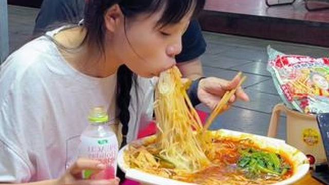 百万网红荔荔吃不饱轻松拿走2000元现金