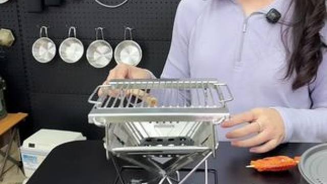 可以放在桌子上面，烧柴火的炉子，也可以当作一个烧烤炉，也能烤红薯烧开水，而且全部采用加厚不锈钢的材质