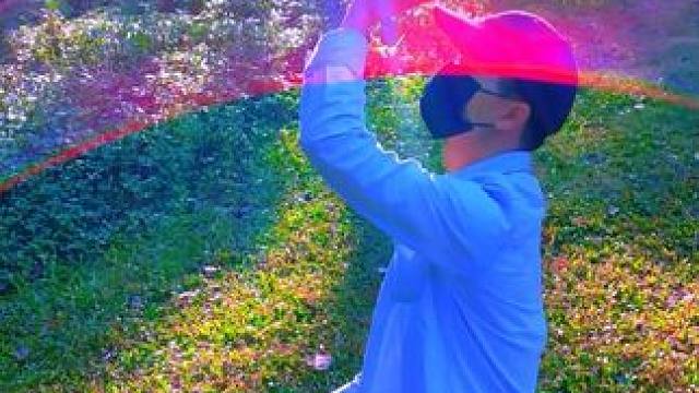 一个人一部手机如何拍创意唯美彩虹照片