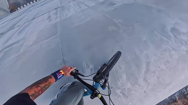 生命的意义在于不断挑战自己，战胜自己#极限运动 #山地车速降 #红牛敢死队 #危险动作请勿模仿