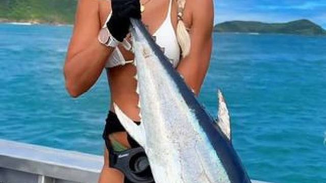 美女海钓大鱼
