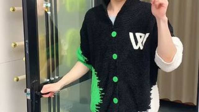 吸盘伸缩拖鞋架 不用打孔粘胶就能上墙固定的拖鞋架，可伸缩的设计，足够收纳全家人的拖鞋，不占地方，还能