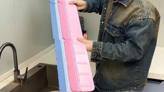 折叠挡水板置物架 在厨房洗碗池边放上这个吸盘挡水板，刷锅洗碗就不会弄得台面湿哒哒的，放在台面洗衣服也
