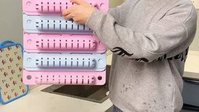 折叠挡水板置物架 在厨房洗碗池边放上这个吸盘挡水板，刷锅洗碗就不会弄得台面湿哒哒的，放在台面洗衣服也