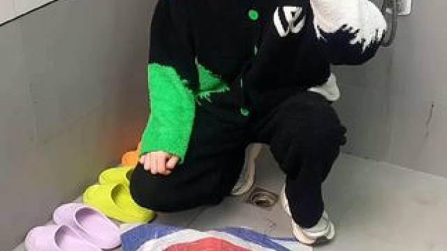 吸盘伸缩拖鞋架 不用打孔粘胶就能上墙固定的拖鞋架，可伸缩的设计，足够收纳全家人的拖鞋，不占地方，还能