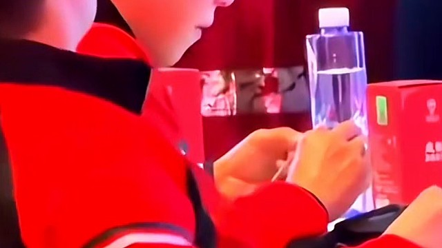 一家三口坐一起太温馨了，画画的王楚钦，讲不停的孙颖莎