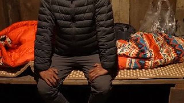 骑行西藏墨脱被困峡谷，天黑借宿废弃小屋，生起火松茸炒包菜吃