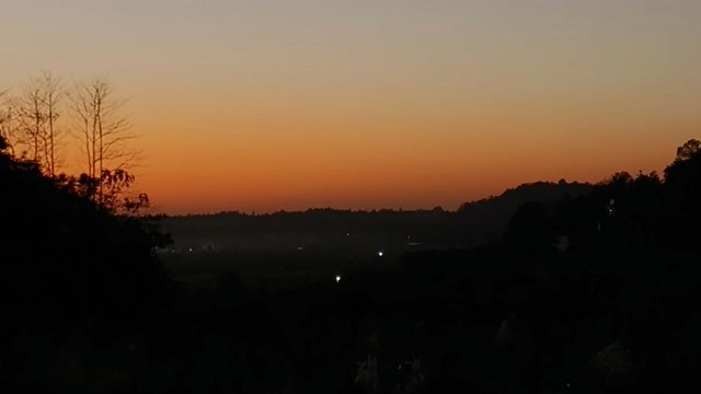 人间忽晚，山河以秋