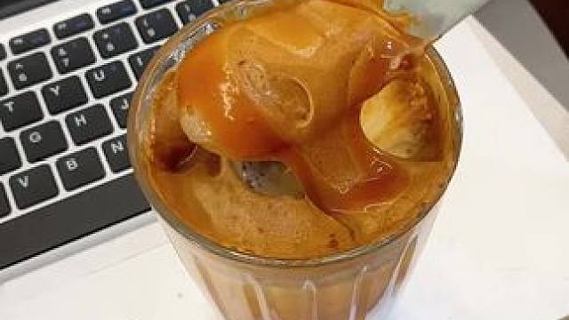 咖啡脑袋一定要试试这个焦糖海盐拿铁，喝起来就像太妃糖拿铁一样