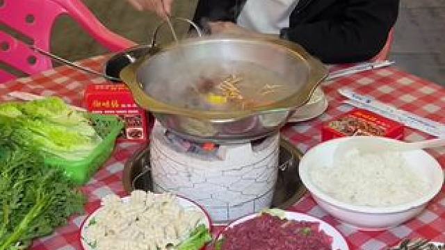 在长岗路鸿兴美食城发现一家便宜又好吃的暖冬自选火锅，就是这个石锅鱼药膳鸡煲，花59块9就能吃到这么满