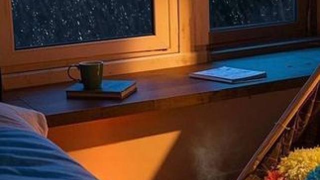 飓风袭来，猛烈风雨在窗外，住在温暖舒适的小屋入眠吧 #