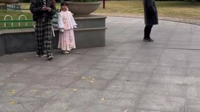 小朋友放学过来都是快 6 点了。但是是答应了人家免费拍的，所以还是天黑了也给她拍了，只是效果没有白天