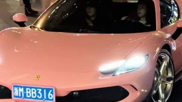 本田副驾小姐姐你这么好看，一直看着我都不好意思了，来看看晚上万象城都开什么车