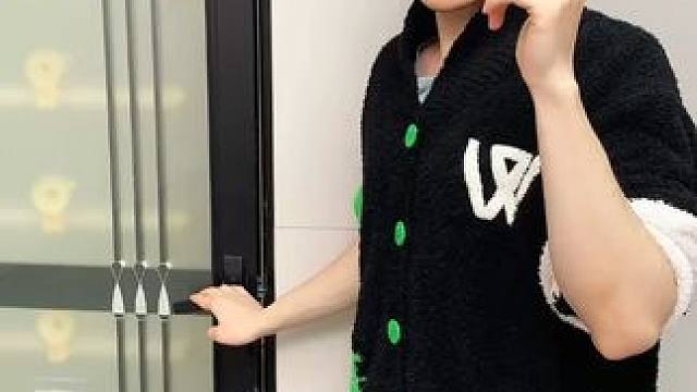 吸盘伸缩拖鞋架 不用打孔粘胶就能上墙固定的拖鞋架，可伸缩的设计，足够收纳全家人的拖鞋，不占地方，还能