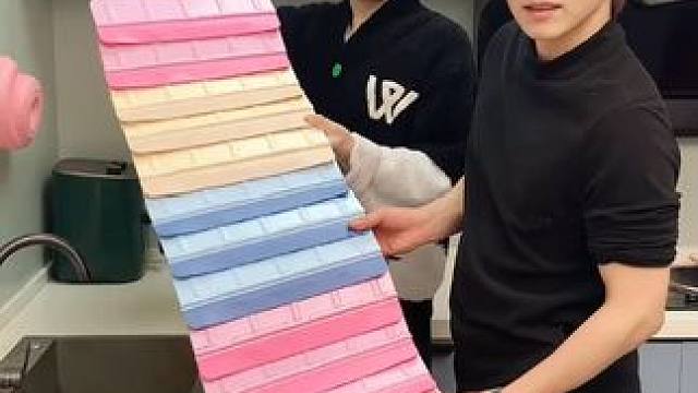 折叠挡水板置物架 在厨房洗碗池边放上这个吸盘挡水板，刷锅洗碗就不会弄得台面湿哒哒的，放在台面洗衣服也