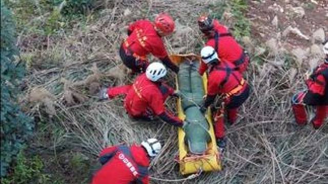 (第十二章) 谁说女子不如男？女子单绳救援队个个都是精兵强将。应急救援