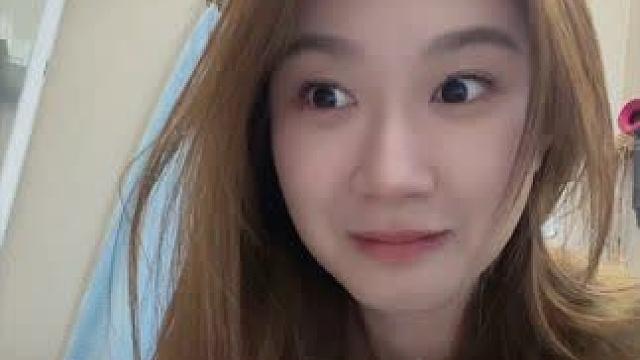 猫咪会自己动手打开垃圾桶！