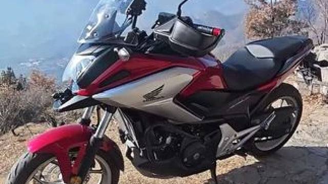 只有老手才能看懂！左脚没档杆，右脚没刹车！