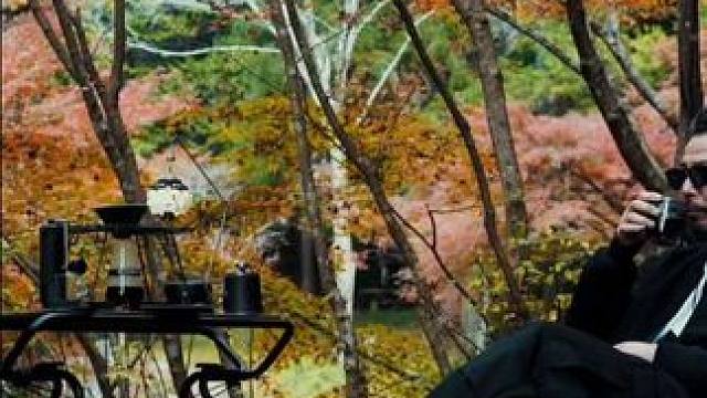 在花卷中喝咖啡