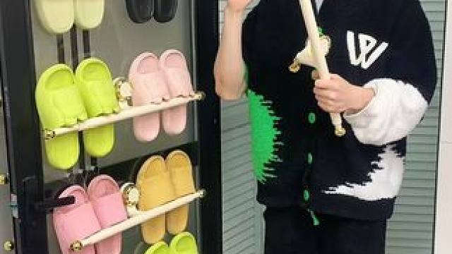 吸盘伸缩拖鞋架 不用打孔粘胶就能上墙固定的拖鞋架，可伸缩的设计，足够收纳全家人的拖鞋，不占地方，还能