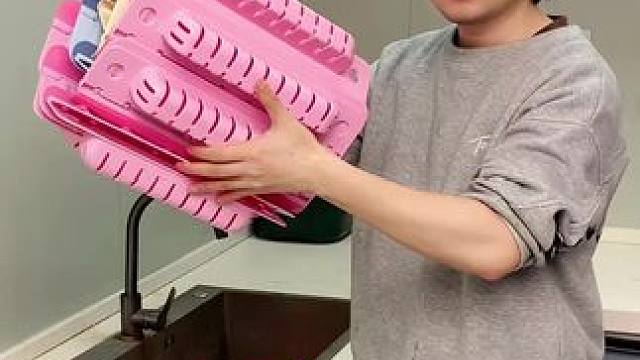 折叠挡水板置物架 在厨房洗碗池边放上这个吸盘挡水板，刷锅洗碗就不会弄得台面湿哒哒的，放在台面洗衣服也