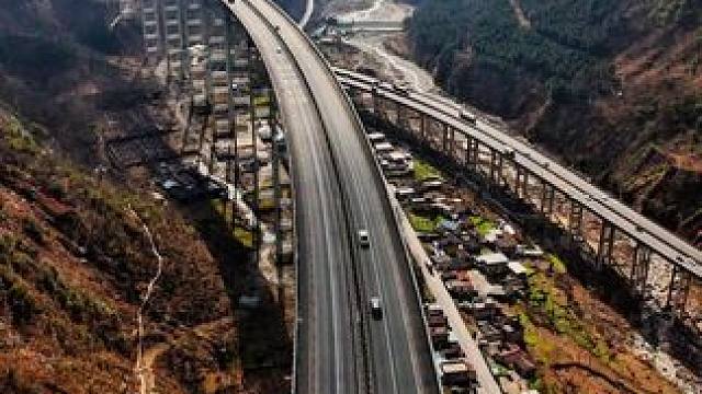 雅西高速 建在云端上的天路，独特的钢结构干海子特大桥。今天约定将再次相遇在这里。