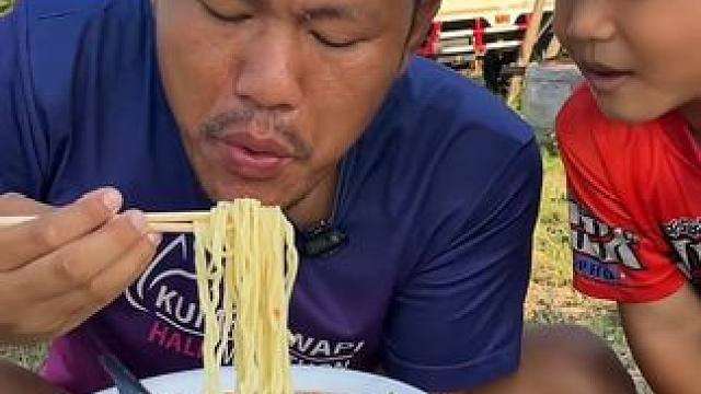 和儿子吃什锦肉丸面