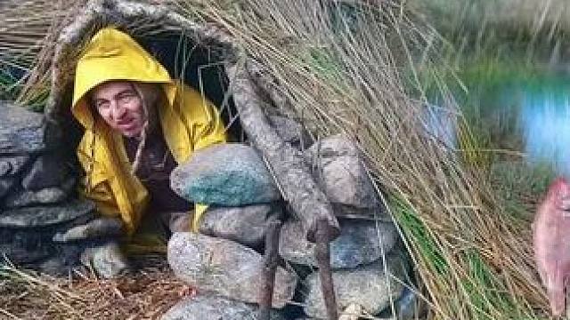 在安第斯山脉的极寒环境中生存。搭建避难所雨中露营