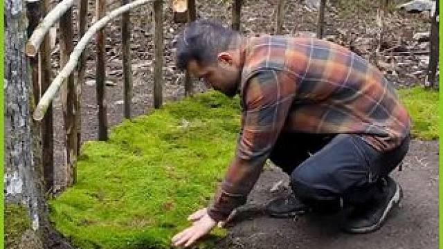 男人带着狗子在一块巨石下安家，没想到造成这么温馨舒适的田园风 #