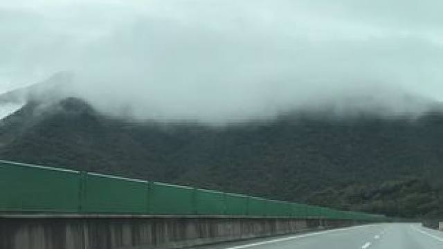 用宏大的世界稀释痛苦，用微小的事情感知幸福文案