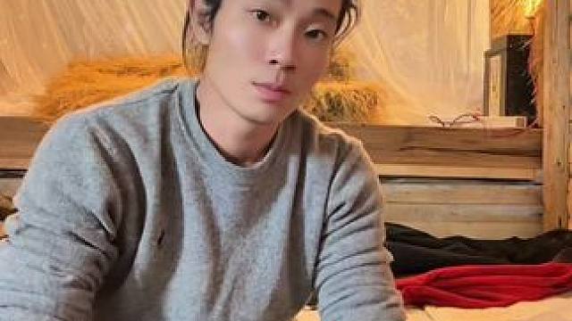 靓仔徒手荒野搭建豪华地下庇护所挑战阿勒泰零下40度野外过冬