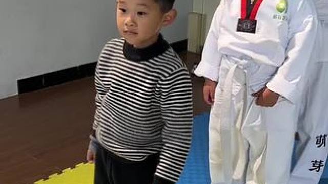 小朋友们表演演侧手翻