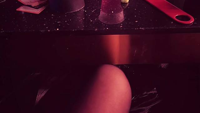 他爱胸 爱腰 爱腿 却唯独不爱凌晨 为他哭红双眼的你