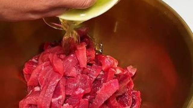 一分钟学会在家做冷吃牛肉，一边追剧一边吃真的太爽了，赶紧收藏起来吧！#小面调料 #美食 #做菜 #美