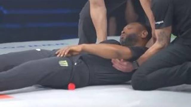 老外学会了中国功夫的暗劲，一耳光把对手都打直了！ #耳光大赛 #巴掌大赛 #体育 #格斗