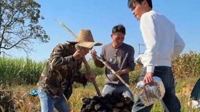 你出红薯，我出鸡，大家一起做窑鸡咯