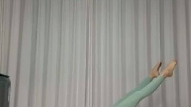 下巴倒立 #瑜伽训练 #日常练习 #今日分享 #瑜伽倒立 
跟着早课椅子瑜伽的回放练习了一个小时，练