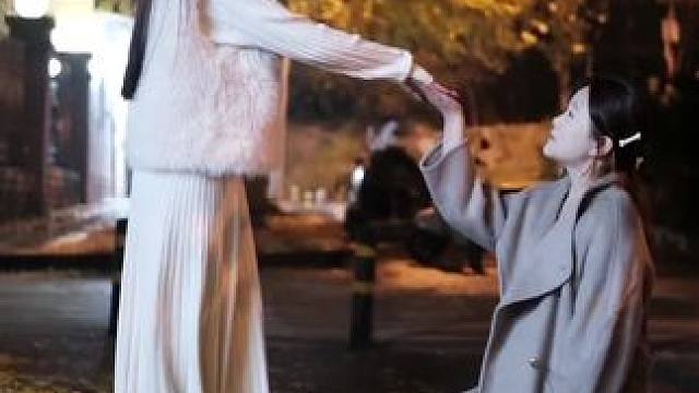 昨天去发院办事，天都黑了看到这两个小姐姐在拍照，就顺便给他们拍了两张 ，希望拍婚纱照的时候能找我#摄