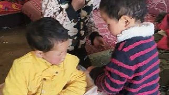 孩子的小爸买了点零食给孩子吃。#农村孩子