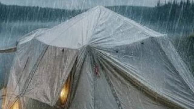 ️湖边暴雨倾盆️在湖边暴雨中露营