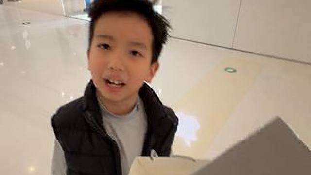 买个小米就行，非要给我买苹果 #亲子日常 #暖男 #爸爸带娃 #坑娃的爹