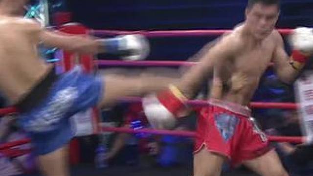 一击扫踢踢中腹部瞬间让对手瘫软倒地